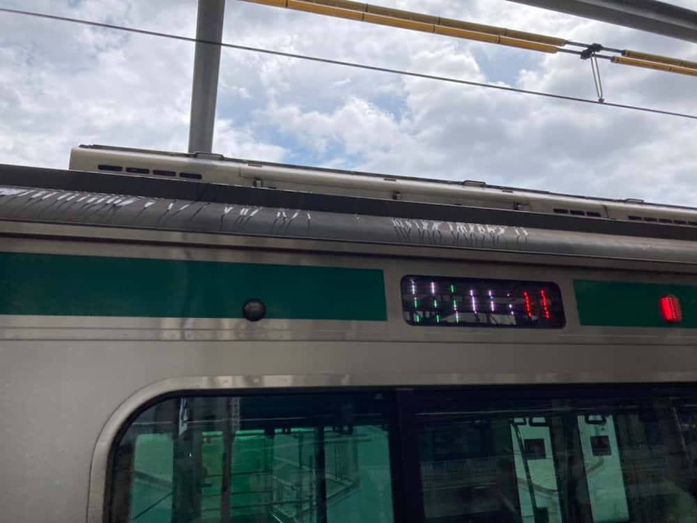 暑い日の電車の屋根上（埼京線E233系）