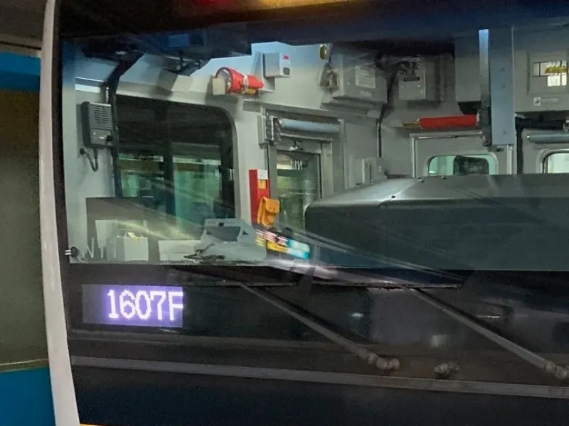 「1607F」というのが列車番号。数字や記号の組み合わせで意味を表します。ちなみにJR南武線
