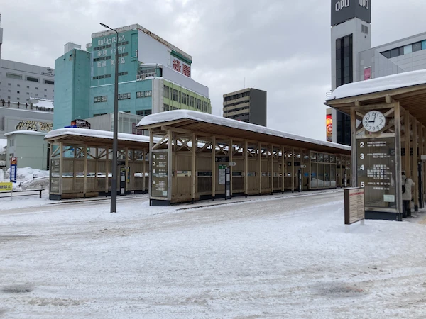 秋田県西口のバス停の12番乗り場で乗車